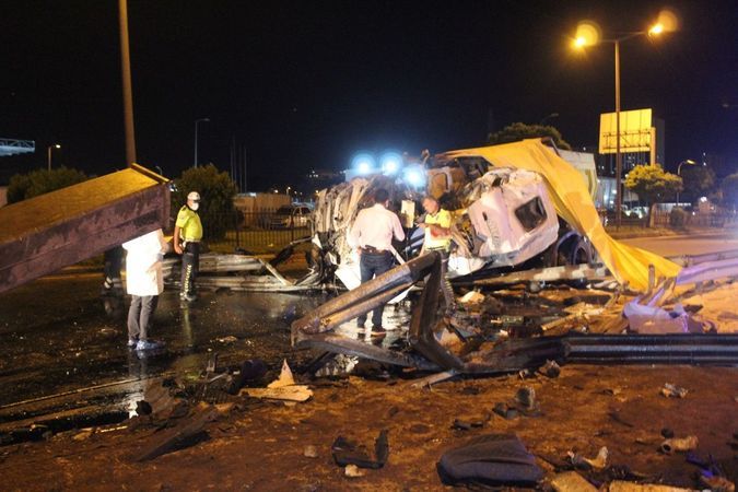 Son Dakika: Video Haber...Gaziantep İpekyol’da feci kaza! Kamyon şoförü feci şekilde can verdi…